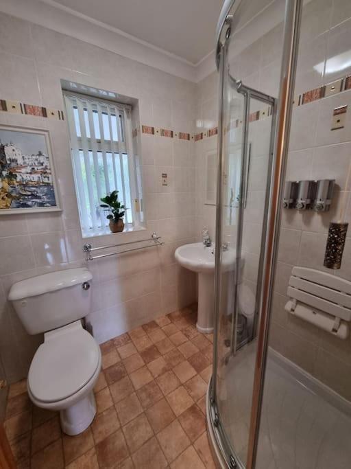 Charming Coastal Bungalow Кейтън Екстериор снимка